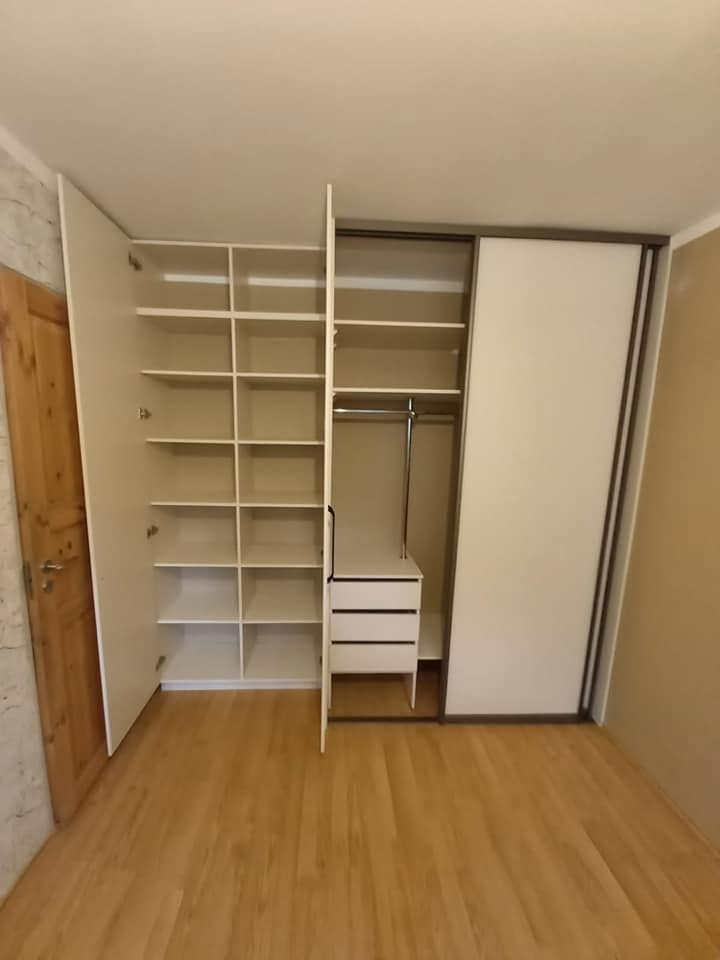 Balts garderobes skapis ar bīdāmām durvīm